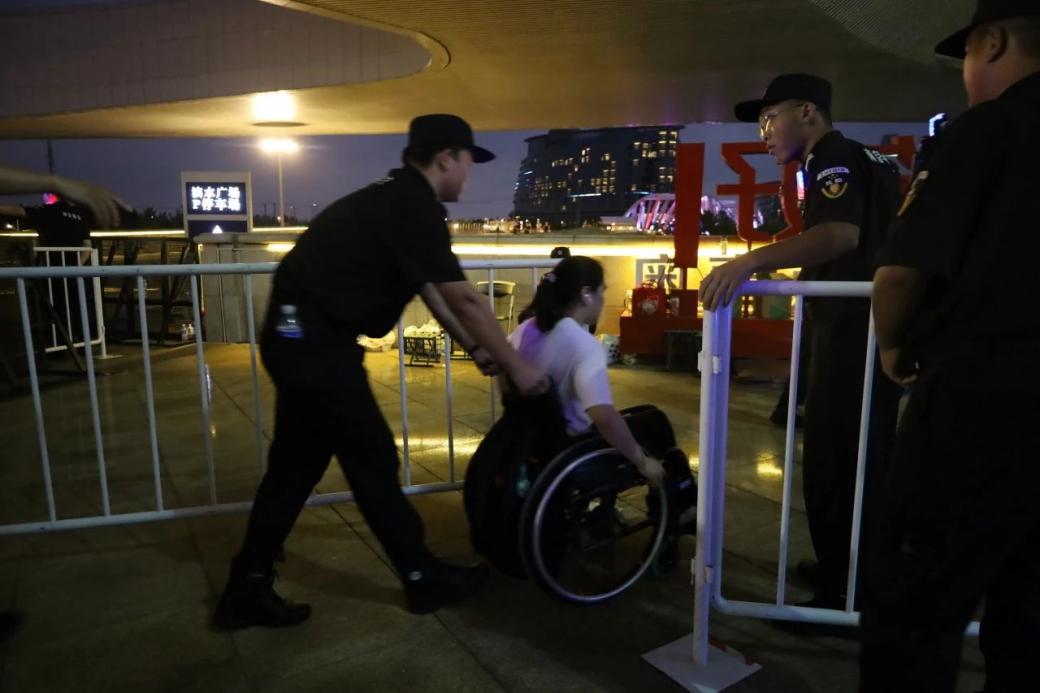 C:/Users/Administrator/Desktop/臺風“貝碧嘉”來襲，南京保安積極應對，“守”護萬家團圓！/13.jpg13