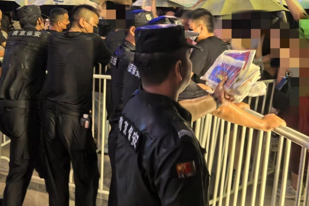 C:/Users/Administrator/Desktop/臺風“貝碧嘉”來襲，南京保安積極應對，“守”護萬家團圓！/11.jpg11