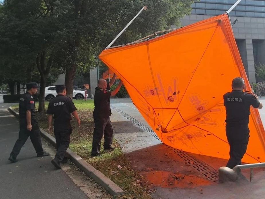 C:/Users/Administrator/Desktop/臺風“貝碧嘉”來襲，南京保安積極應對，“守”護萬家團圓！/3.jpg3