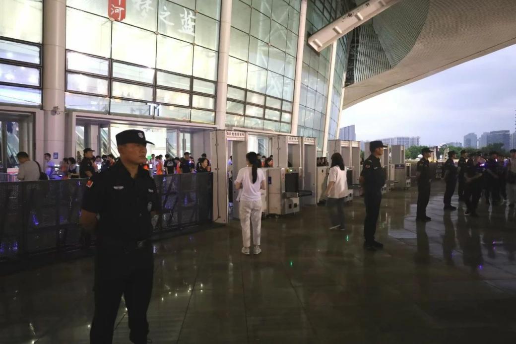 C:/Users/Administrator/Desktop/“安保鐵軍、硬核保障”2024系列報道四十二——南京市保安服務有限公司成功護航張碧晨「今兒個開心」十周年巡回演唱會南京站安保任務/3.jpg3