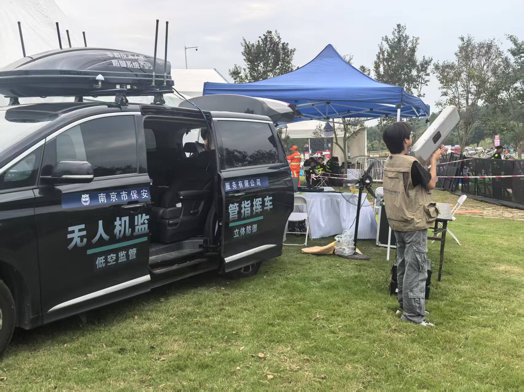 E:/25.12.10后 上傳網(wǎng)站留存/【回首2025】南京保安“五新”答卷迎接“十五五”/回首2025照片/06 無人機(jī)反制車.jpg06 無人機(jī)反制車